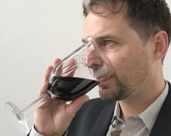 Необычный бокал для вина в форме маски