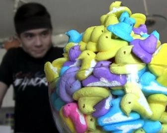 Чемпион по скоростному поеданию съел 255 фигурок из зефира