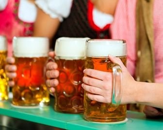 В Сочи соорудили футбольное поле из пивных стаканов