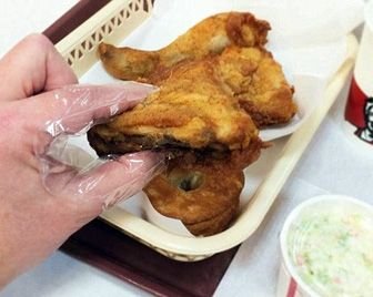 Специальные напальчники защитят пальцы от жира при употреблении курицы