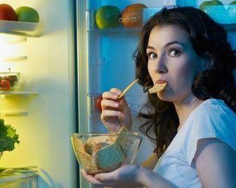 Специалисты подсчитали, что каждый пятый россиянин объедается по ночам