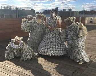 Костюмы, сделанные из коробок из-под молока