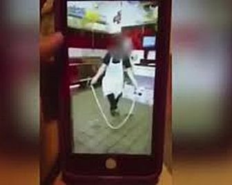 Сотрудник ресторана был уволен за прыжки через скакалку из теста