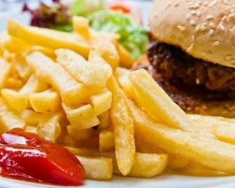 Россияне перешли с бизнес-ланчей на фаст-фуд
