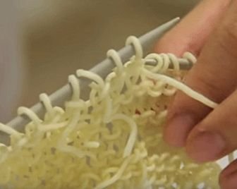Жительница Сингапура вяжет из лапши