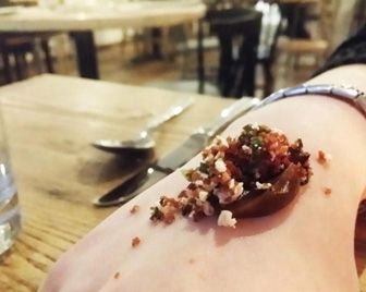 Ресторан, в котором блюда подаются на руках посетителей