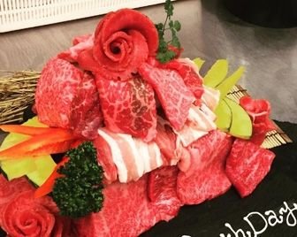 В Японии популярны торты из сырого мяса на дни рождения